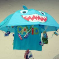 Haifisch-Schirm mit T-Shirt, Smarties und Badeutensilien, Geburtstagsgeschenk