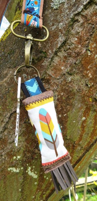 BrennenderSchuh Schlüsselanhänger Feder-Stoff, Indianer, mit Fransen passend zur Handtasche, genäht