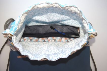 innenseite-blaue-ranken-reissverschlussfach-mesh-stoff-turnbeutel-rucksack-mit-kunstleder-genaeht